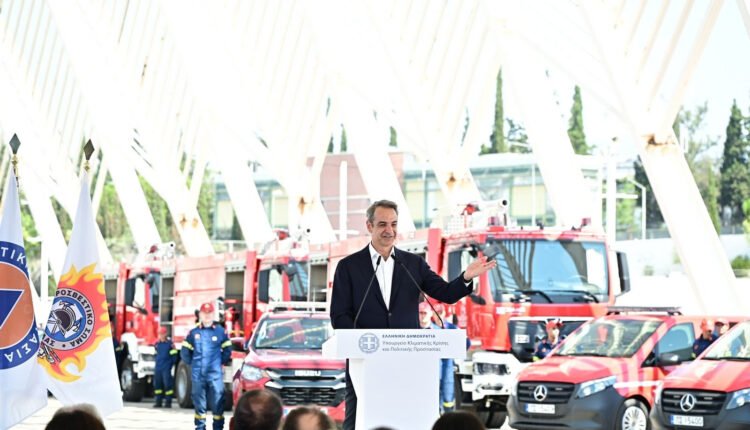 Στο-ΟΑΚΑ-ο-πρωθυπουργός-για-την-παράδοση-νέων-οχημάτων-στο-πυροσβεστικό-σώμα