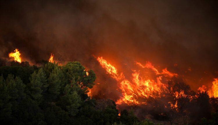 Κύπρος:-Ανεξέλεγκτη-πυρκαγιά-στην-Λεμεσό-–-2-νεκροί-και-δεκάδες-καμένα-σπίτια