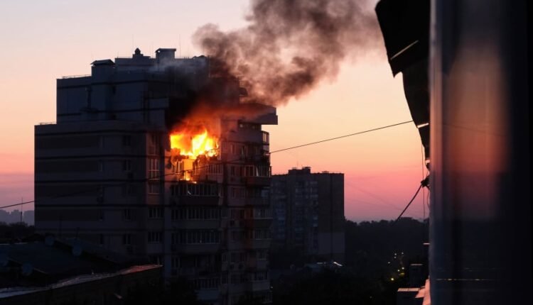 nέα-επίθεση-της-Ρωσίας-στο-Κίεβο:-Οκτώ-ένοικοι-πολυκατοικίας-τραυματίστηκαν