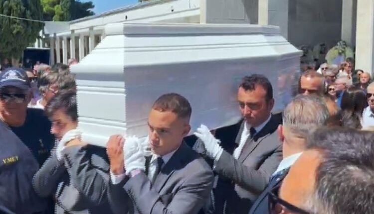 Πλήθος-κόσμου-στο-τελευταίο-«αντίο»-στη-Λ-Σαμαρά:-Συγκλονιστικός-επικήδειος-του-Α.-Σαμαρά