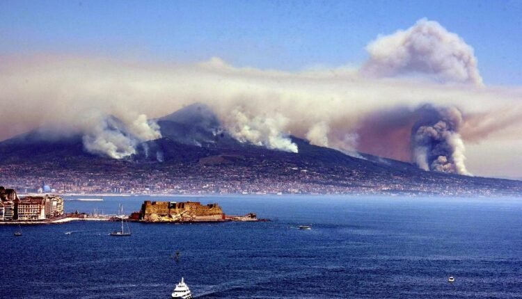 Νάπολη:-Τρία-μέτωπα-φωτιάς-στον-Βεζούβιο-–-«Ξύπνησε»-και-η-Αίτνα
