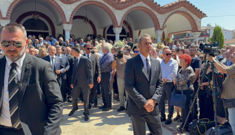 Παρουσία-του-Κ-Μητσοτάκη-και-πλήθος-κόσμου-η-κηδεία-του-Α.-Βεσυρόπουλου
