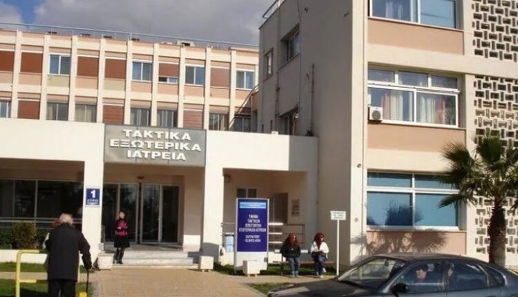 Νεκρός-ο-οδηγός-του-ΙΧ-που-καρφώθηκε-σε-δέντρο-στο-Μενίδι