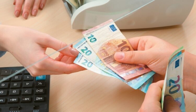 1,7-δισ.-τον-Νοέμβριο-σε-συνταξιούχους,-αγρότες,-ενοικιαστές