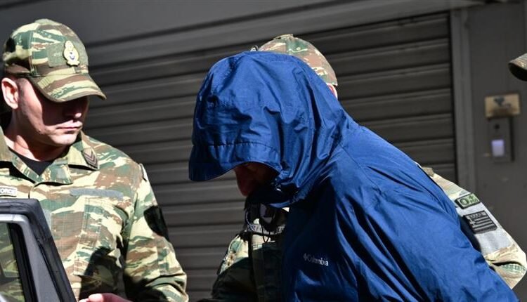 Στο-Αεροδικείο-Αθηνών-ο-συλληφθείς-σμήναρχος-για-να-απολογηθεί-σε-στρατιωτικό-εισαγγελέα