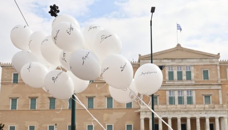Τρία-χρόνια-από-το-δυστύχημα-στα-Τέμπη:-Εκδηλώσεις-μνήμης-και-απεργιακές-συγκεντρώσεις