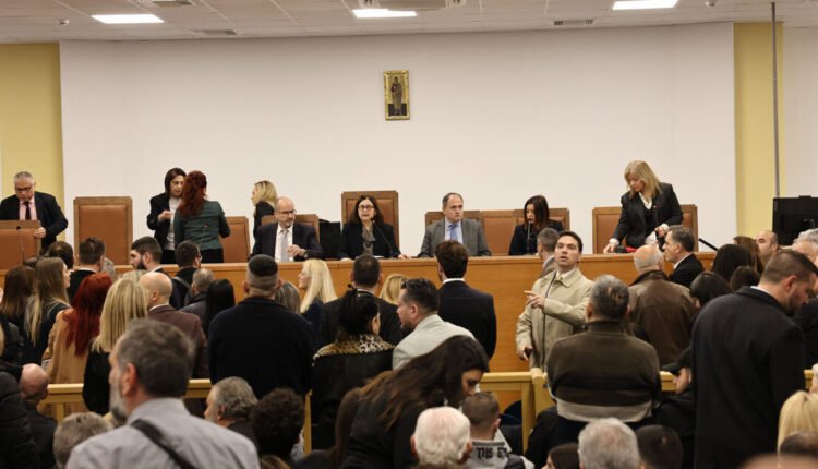 Διεκόπη-η-δίκη-για-τα-Τέμπη-εν-μέσω-εντάσεων-και-διαμαρτηριών