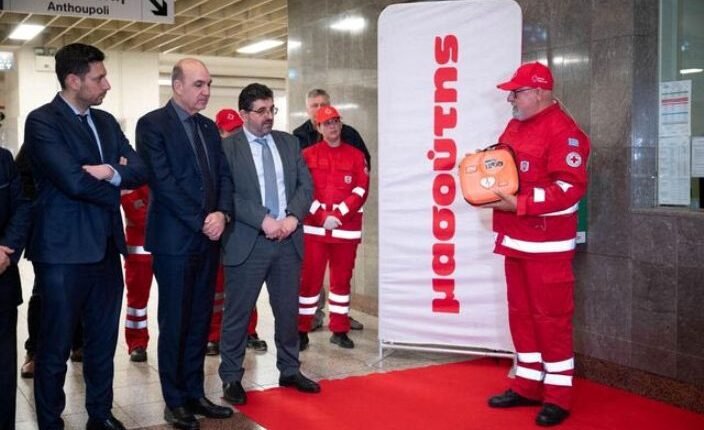 Το-Μετρό-της-Αθήνας-εξοπλίζεται-με-απινιδωτές
