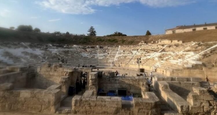 Αποκαθίσταται-το-σκηνικό-οικοδόμημα-του-αρχαίου-θεάτρου-της-Λάρισας