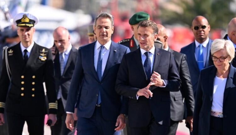 Στη-φρεγάτα-«Κίμων»-ο-Κ-Μητσοτάκης-με-τον-Εμ.-Μακρόν