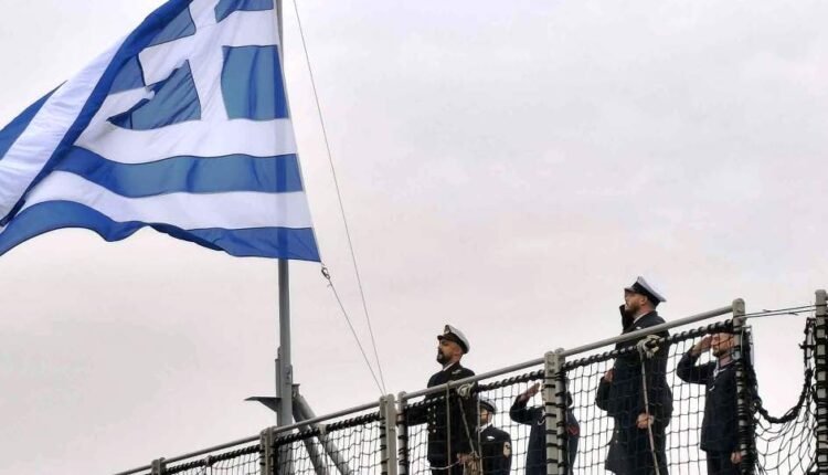 Ιστορική-στιγμή-στην-Γαλλία:-Υψώθηκε-η-ελληνική-σημαία-στη-φρεγάτα-fdi-hn-«Κίμων»