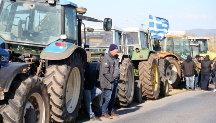 Χριστούγεννα-στα-μπλόκα-έκαναν-οι-αγρότες:-Κρίσιμη-σύσκεψη-το-Σάββατο