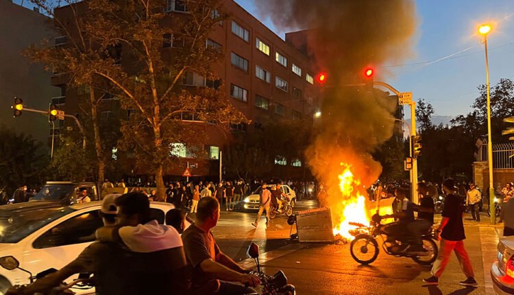Ιράν:-Τουλάχιστον-6-νεκροί-στις-βίαιες-διαδηλώσεις-κατά-της-ακρίβειας