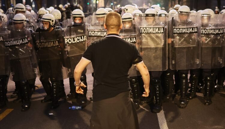 Βελιγράδι:-Επεισόδια-μετά-τη-μαζική-αντικυβερνητική-διαδήλωση-–-23-προσαγωγές
