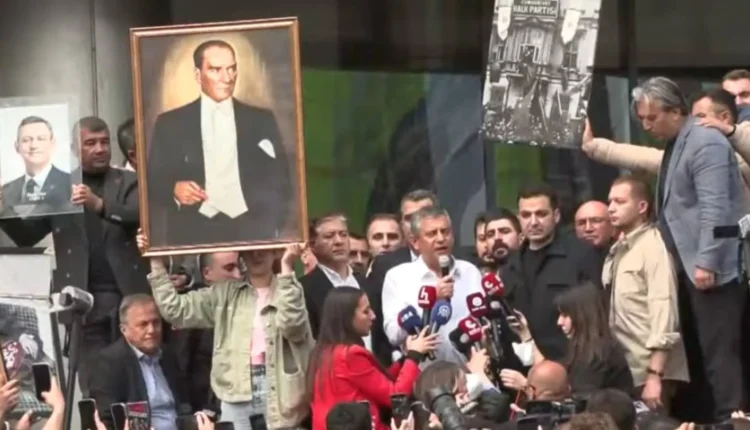 Τουρκία:-Με-πλαστικές-σφαίρες-και-δακρυγόνα-μπήκε-η-αστυνομία-στα-γραφεία-του-κόμματος-της-αξιωματικής-αντιπολίτευσης
