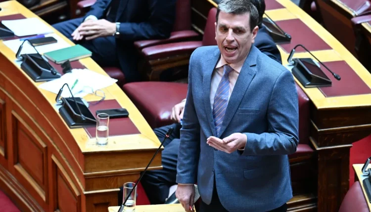 Ο Δημήτρης Καιρίδης στη Βουλή με το κασκόλ της Hellas Melbourne (video)